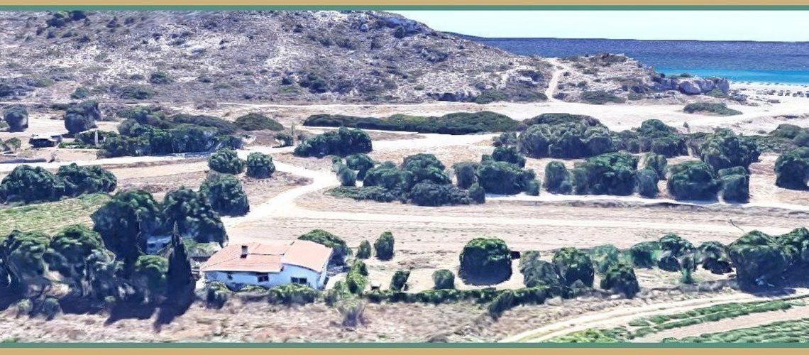 Die Naturfarm liegt in paradiesischer Umgebung, ist etwa 110 x 25 m groß und liegt in einem Biotop, das 3 km am Strand entlang verläuft und bietet in 300 m Entfernung den saubersten und leersten Strand der Insel Rhodos. Es gibt nur 1 Taverne Massentourismus ist untersagt.